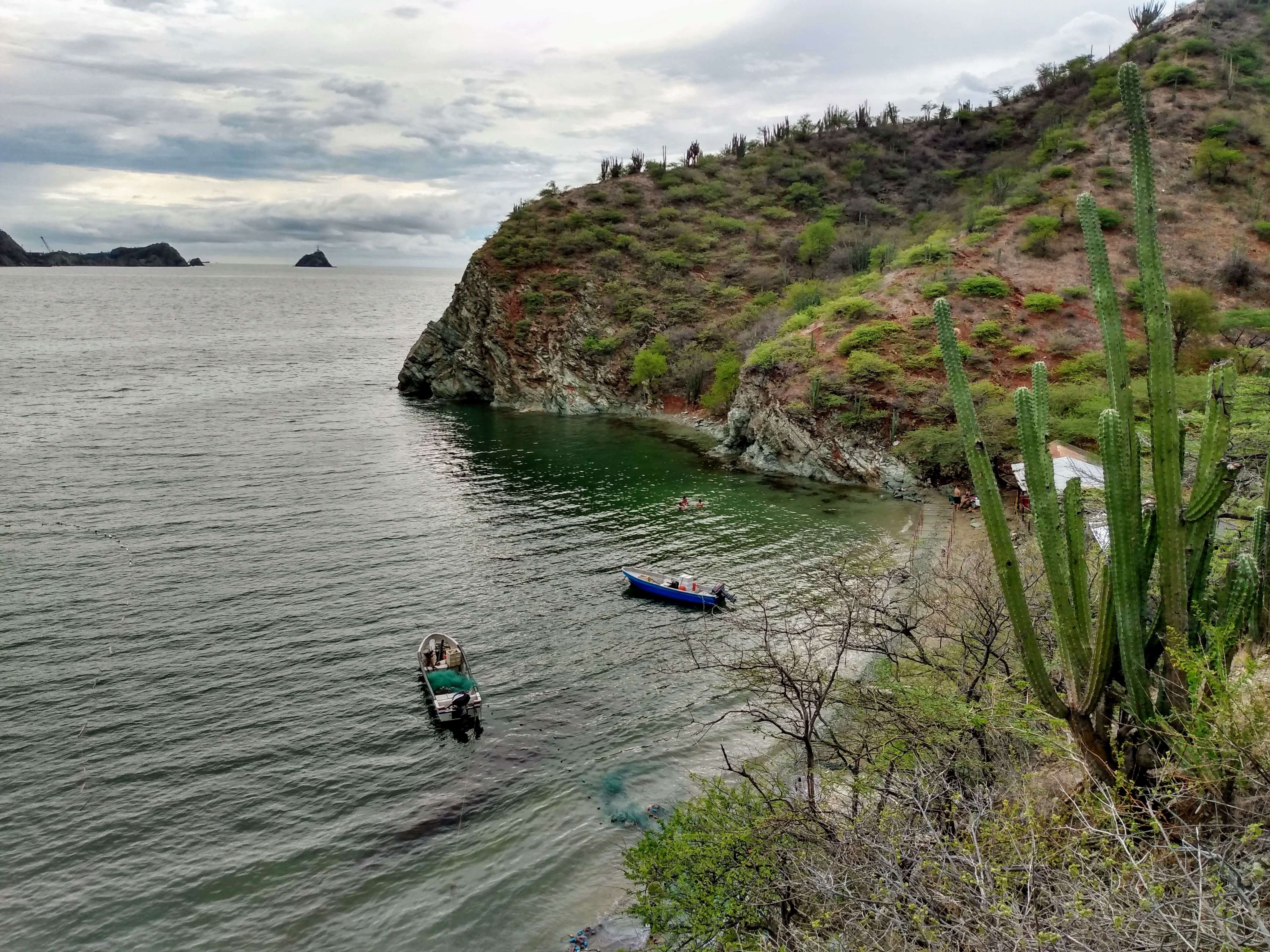 Camino en la costa de Taganga